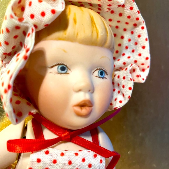 VINTAGE PORCELAIN DOLL WITH MOVEABLE ARMS WEARING WHITE w/RED POLKADOT OUTFIT 6” - Picture 3 of 12